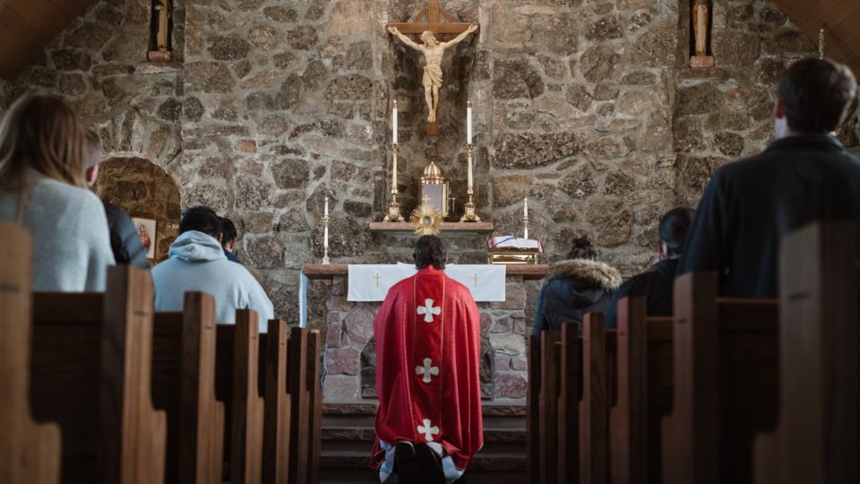 Município do Nordeste proíbe missas e cultos aos sábados e domingos missa