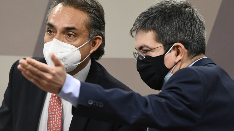 Pfizer revela oferta de vacinas e governo rebate. Anvisa aprova medicamentos contra Covid. Voto impresso em debate Carlos Murillo e Randolfe Rodrigues na CPI da Covid.