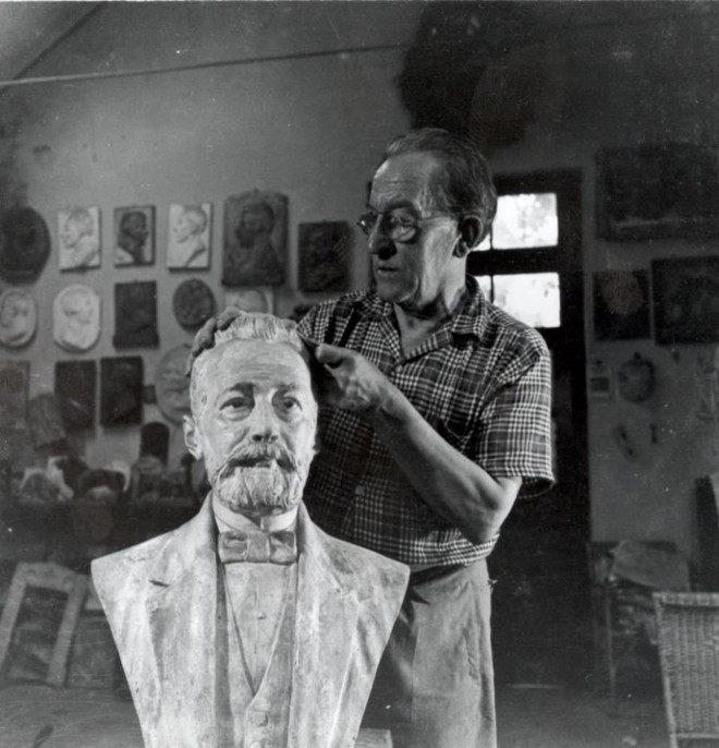 João Turin finalizando uma de suas esculturas no ateliê. João Turin finalizando uma de suas esculturas no ateliê.