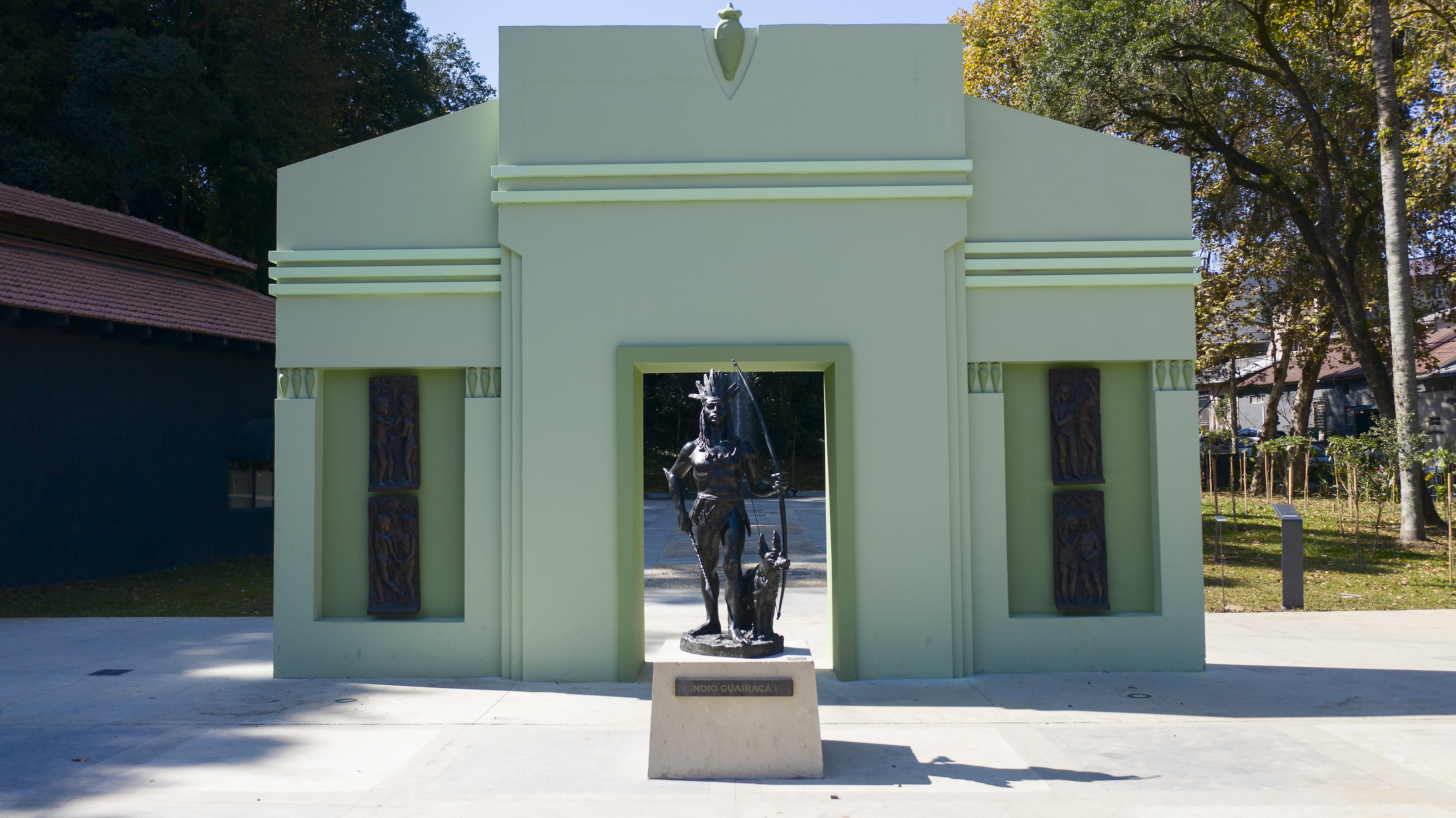Escultura do Índio Guairacá II, de João Turin, que está em frente ao portal paranista do Memorial. Escultura do Índio Guairacá II, de João Turin, que está em frente ao portal paranista do Memorial.