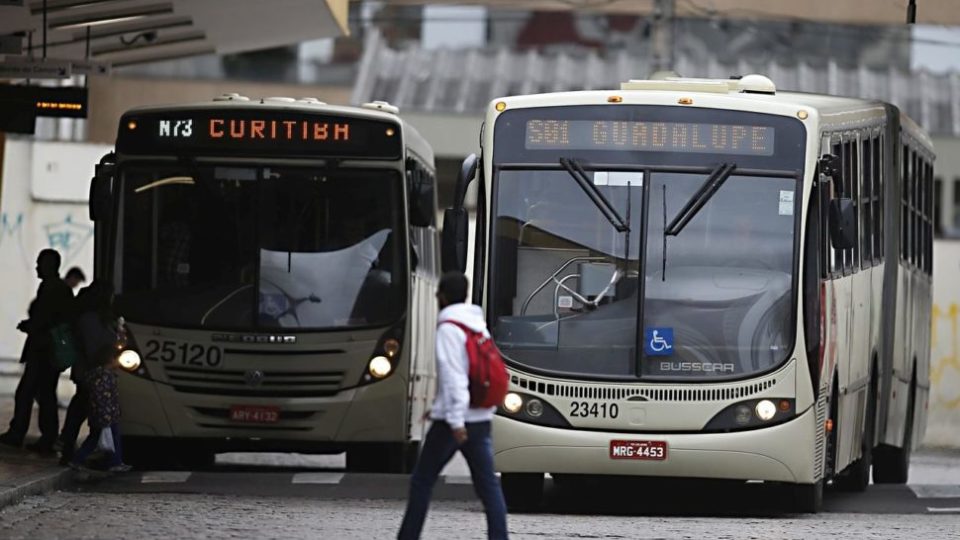 Contra lotação, câmeras vão contar em tempo real o número de passageiros nos ônibus Câmeras vão funcionar inicialmente apenas em dois ônibus da linha Curitiba-Araucária