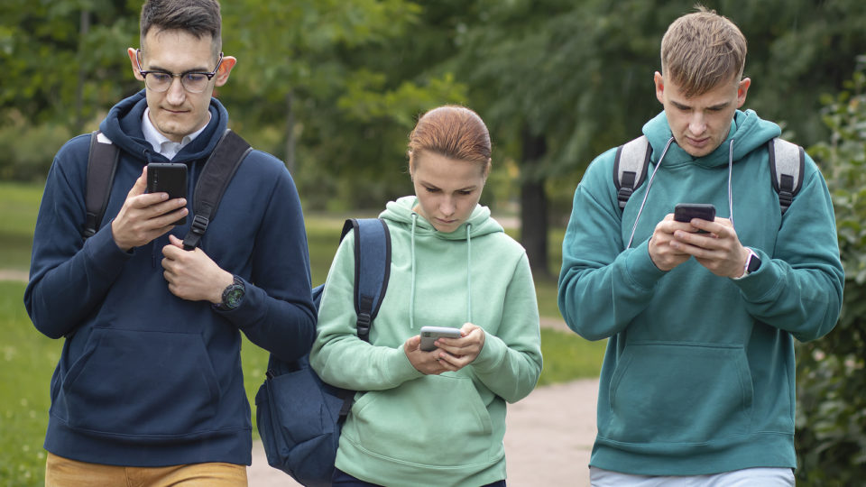 O problema “metade-metade”: como a Internet distorce nossa realidade Cada vez mais trocamos o mundo natural e real, com pessoas reais e ideias reais, pelos mundos virtuais controlados por algoritmos.