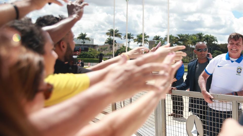 Com pautas alinhadas ao governo, Marcha da Família testa popularidade de Bolsonaro Presidente Jair Bolsonaro acena para manifestantes pró-governo em frente ao Palácio do Planalto em 15 de março de 2020.