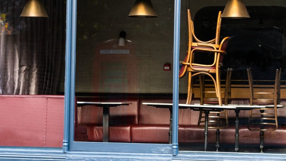 Restaurantes brasileiros preveem mais falências se país tiver novas restrições de atendimento Restaurante fechado