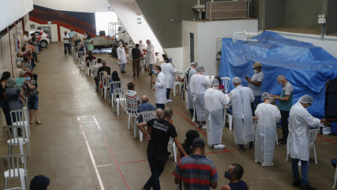Menos da metade do grupo prioritário recebeu a 1ª dose; veja quem está na fila Menos da metade do grupo prioritário recebeu a 1ª dose; veja quem está na fila
