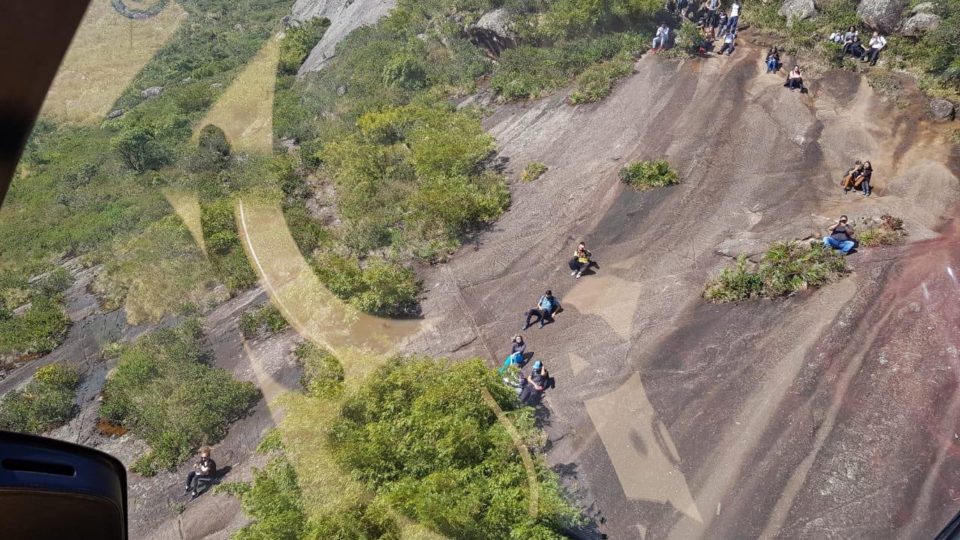 Homem é resgatado de helicóptero após cair em paredão do Anhangava Acidente aconteceu no morro do Anhangava, bastante frequentado nos finais de semana