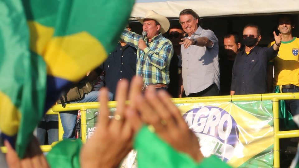 Bolsonaro recebe forte apoio em manifestação Presidente Jair Bolsonaro, acompanhado de diversos ministro participa de manifestação organizada pelo movimento agricola brasileiro.