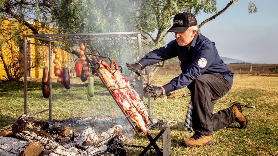 Festival de assados terá aula com os mestres Marcelo Bolinha e o uruguaio Enrique Puentes Um dos destaques do evento é o cozinheiro e diretor da Confederação Panamericana de Assadores, Enrique Puentes.