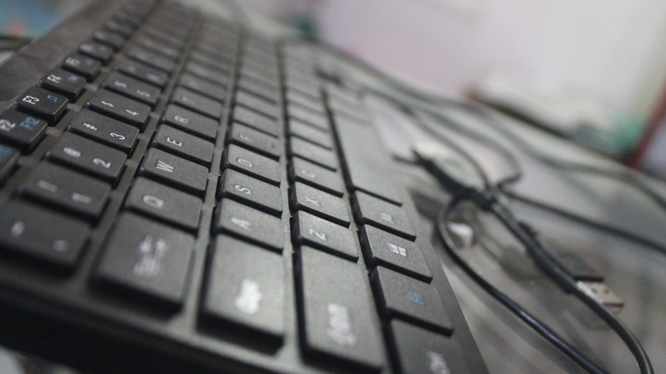 Campanha arrecada computadores e celulares para ensino remoto de jovens carentes ONG pede doação de computadores para educação de jovens carentes.