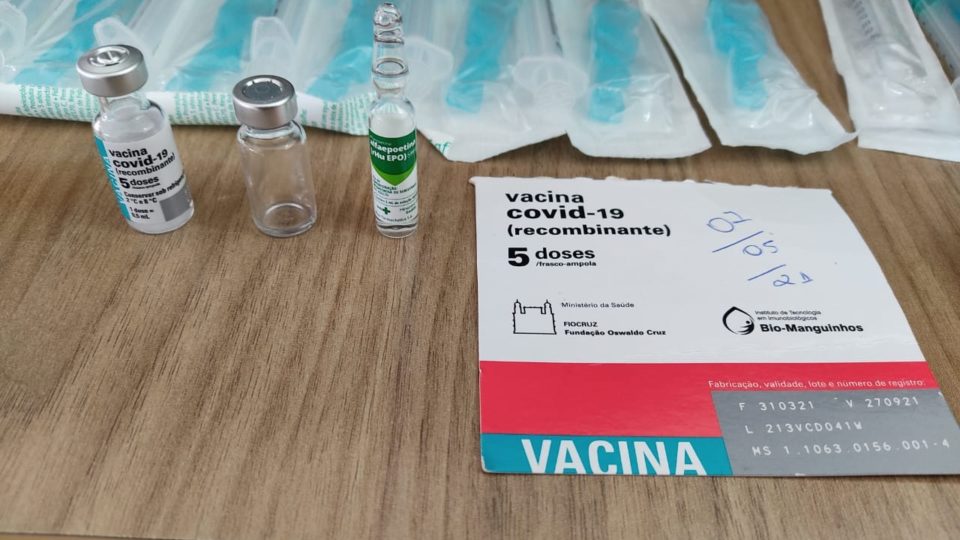 Fura-filas da vacina de Apuracana: falsa enfermeira e 16 pessoas são denunciadas Na casa da falsa enfermeira, foram apreendidos frascos de vacinas da Astrazeneca e Coronavac, seringas e carteiras de vacinação.