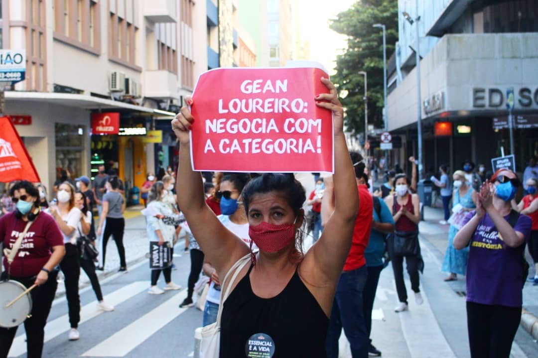 Em greve contra retorno presencial, sindicato impede até mesmo aulas remotas em Florianópolis