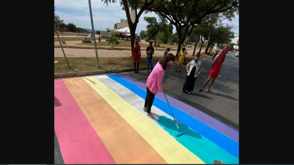Goiânia terá de “apagar” faixa de pedestre com cores de bandeira LGBT Pintura de faixa de pedestres com as cores do arco-íris em Goiânia.