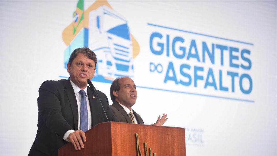 O que os caminhoneiros acharam do pacote de medidas anunciado pelo governo Tarcisio de Freitas, ministro da Infraestrutura, conduziu negociações com os caminhoneiros.