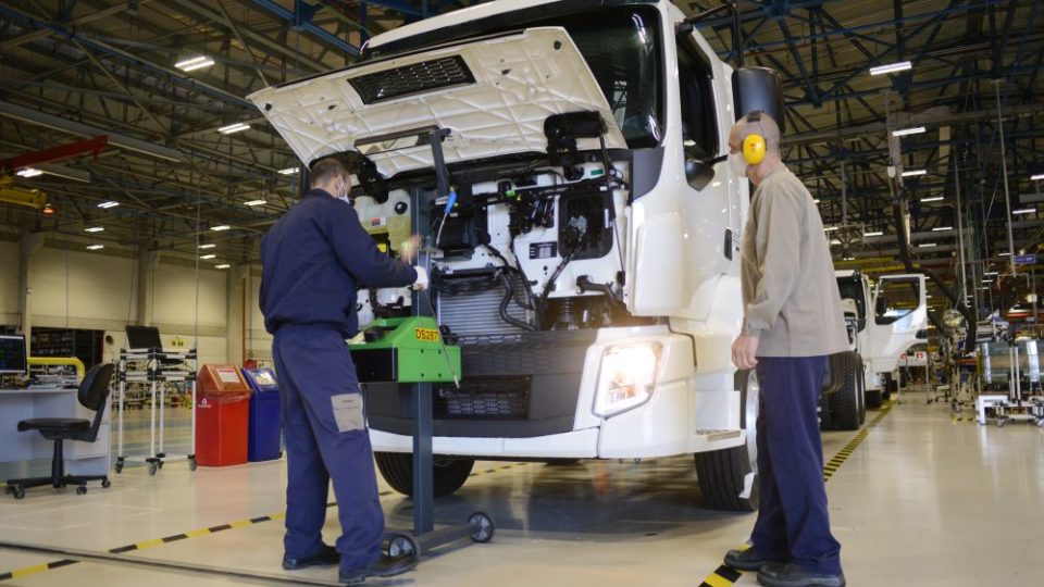 Volvo retoma segundo turno de produção em fábrica do Paraná, suspenso desde 2015 Volvo
