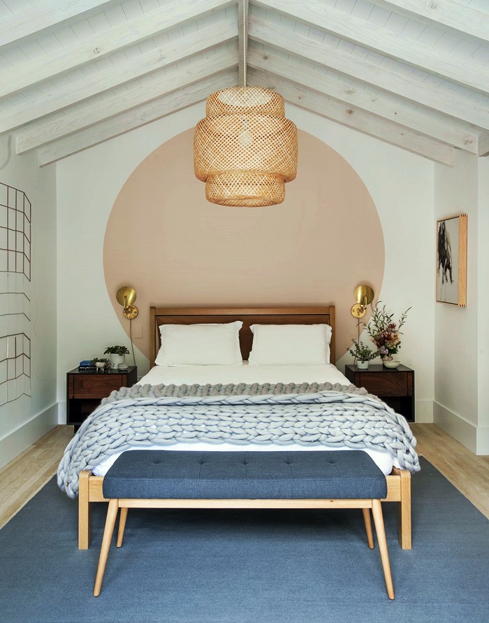 Círculo se destaca na cabeceira da cama. Círculo se destaca na cabeceira da cama.