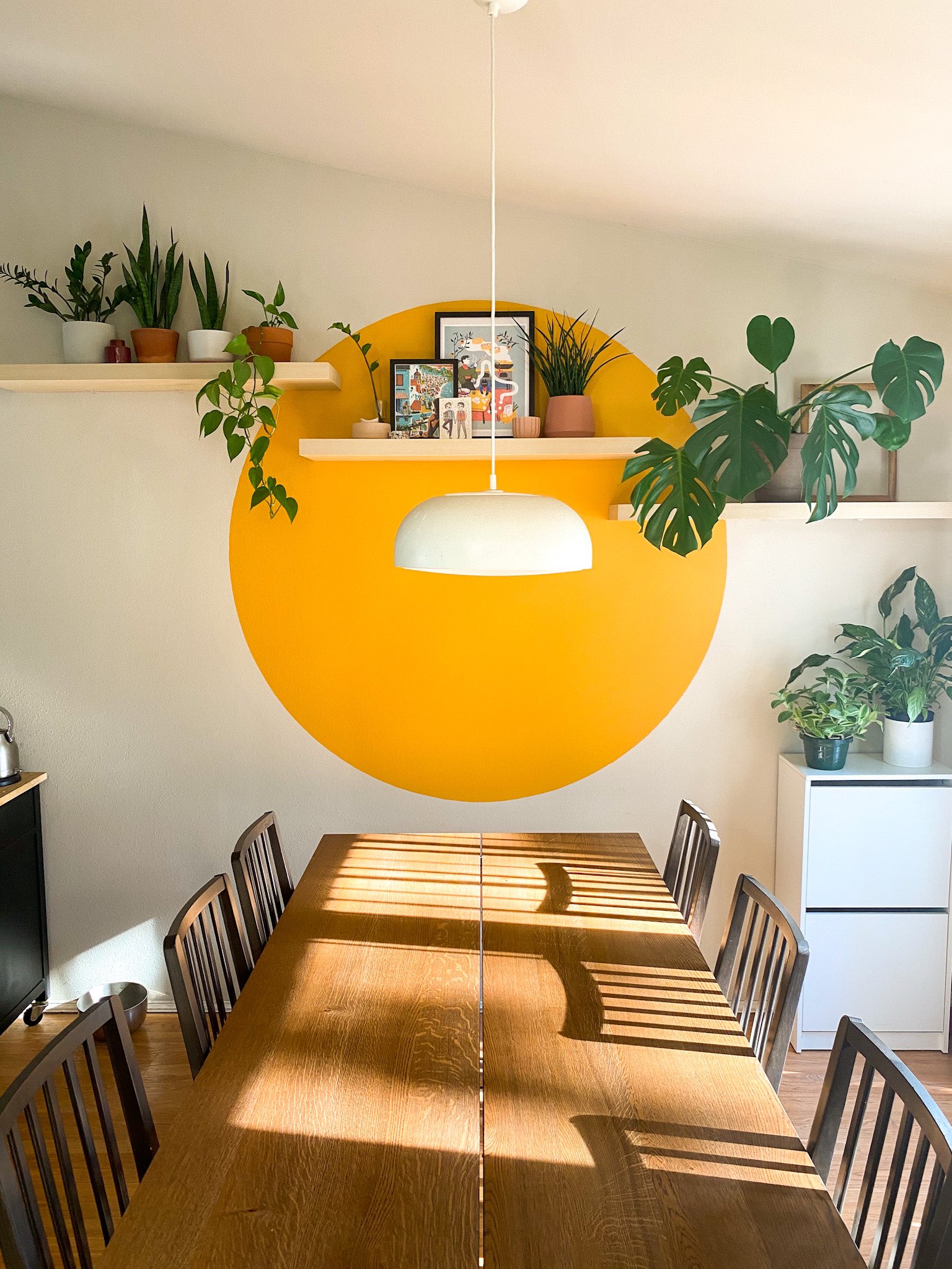 Tom de amarelo vibrante foi o escolhido para o círculo pintado nesta sala de jantar. Tom de amarelo vibrante foi o escolhido para o círculo pintado nesta sala de jantar.