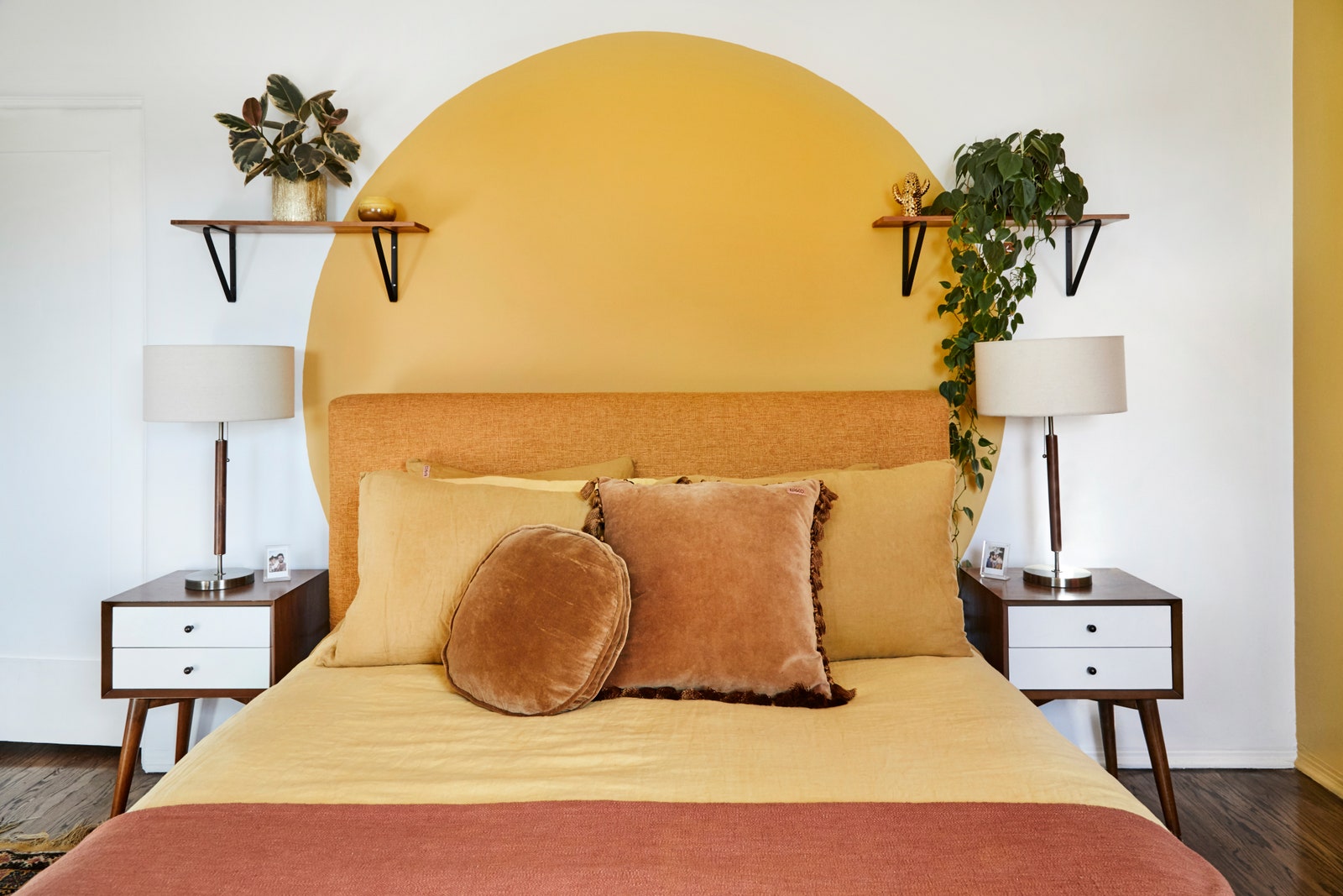 Círculo amarelo pintado na cabeceira da cama Círculo amarelo pintado na cabeceira da cama