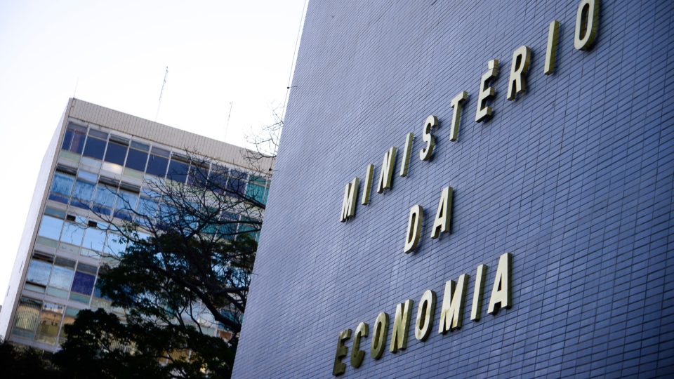 Governo prepara PEC para parcelar sentenças judiciais e financiar novo Bolsa Família Técnicos do Ministério da Economia acreditam que PEC possibilitaria a criação de um programa social com pagamento médio de R$ 300 para até 17 milhões de pessoas.