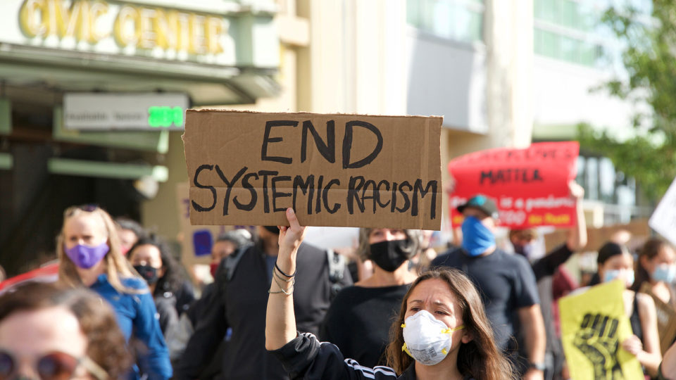 Como Biden pretende fomentar a teoria crítica de raça nas escolas dos EUA Protesto contra “racismo sistêmico na Califórnia, EUA. Imagem ilustrativa.