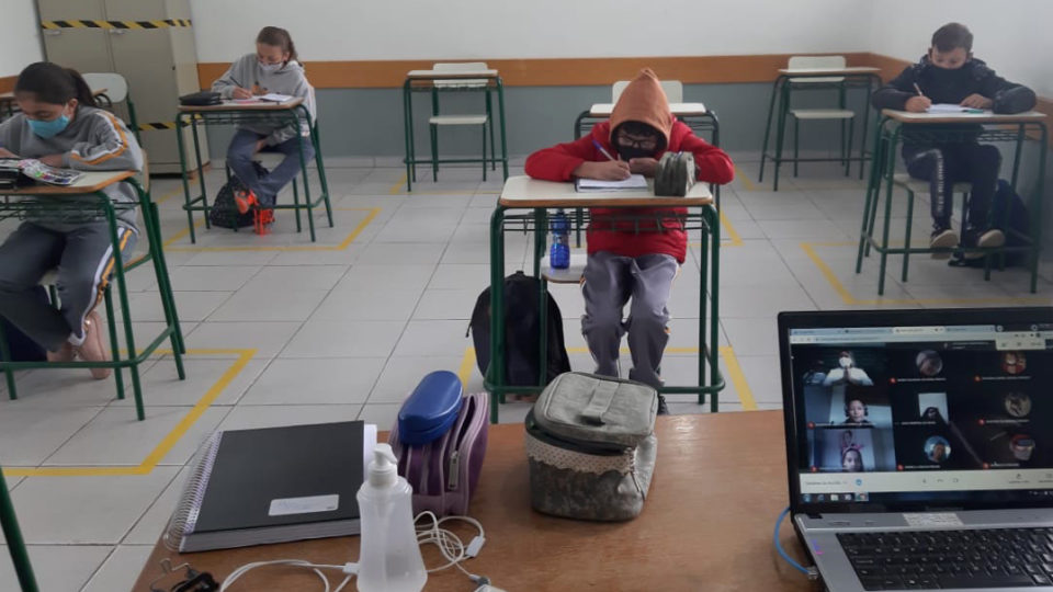 Mais 627 escolas estaduais retomam aulas presenciais na segunda; 3 em Curitiba Mais 627 escolas estaduais retomam aulas presenciais na segunda; 3 em Curitiba