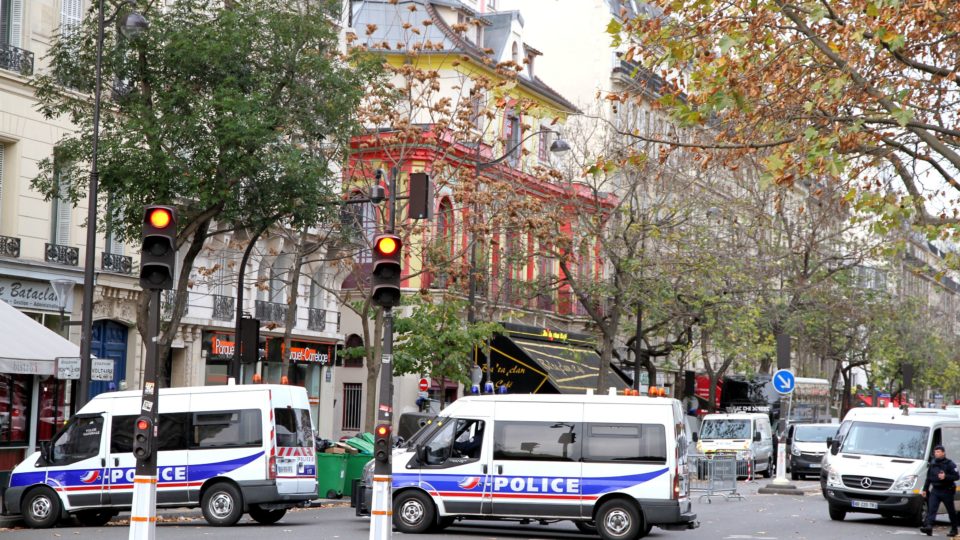 Os desafios que o Islã impõe ao Ocidente e aos cristãos Polícia francesa diante do Bataclan, em Paris, um dia depois dos ataques terroristas de 13 de novembro de 2015.