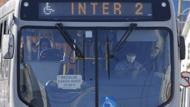 Motoristas e cobradores de Curitiba serão vacinados na próxima fase, mas não há data Onibus Inter 2 na pandemia de coronavírus em Curitiba.