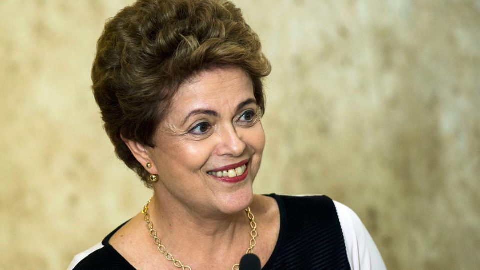 Despesas com ex-presidentes chegam a R$ 60 milhões. Adivinha quem gasta mais Brasília – Presidenta Dilma Rousseff concede entrevista coletiva após reunião com juristas em ato para denunciar a falta de base jurídica do pedido de abertura do processo de impeachment (Marcelo Camargo/Agência Brasil)