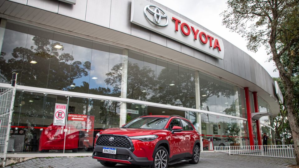Corolla Cross zero km em frente à concessionária Toyota Sulpar Alto da XV