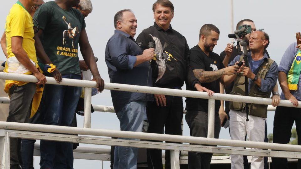 Exército abre procedimento contra Pazuello. CPI da Covid aborda cloroquina. Variante indiana se espalha no Brasil O ex-ministro da Saúde Eduardo Pazuello e o presidente Jair Bolsonaro acenam a apoiadores durante ato em Brasília.