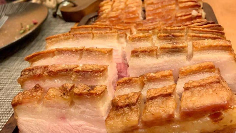 Na China, a cozinha alerta: o que o on-line aproximou, off-line não separará! Na pandemia, um post no grupo de brasileiros na China, Receita e Dicas, inspirou Flavio Minoru a começar a desbravar o preparo de carnes de porco. Hoje, convida amigos do grupo para degustar sua panceta crocante depois de quase 20 horas de preparo. O on-line inspirou, mas quem foi presenteado foi o off-line!
