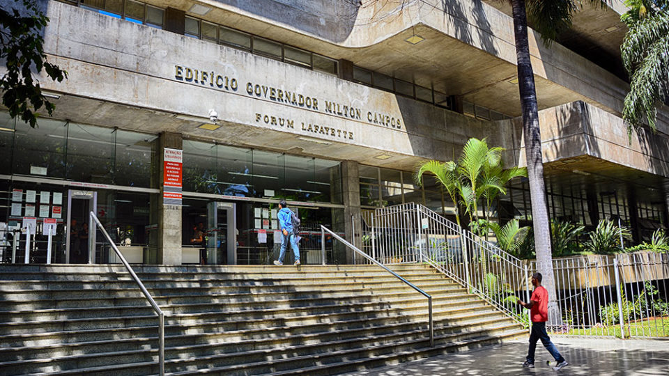 Mudança de Vara e juízes sobrecarregados: projeto do Senado pode enfraquecer Lei Maria da Penha Prédio que abriga Varas de Violência Doméstica em Belo Horizonte (MG).