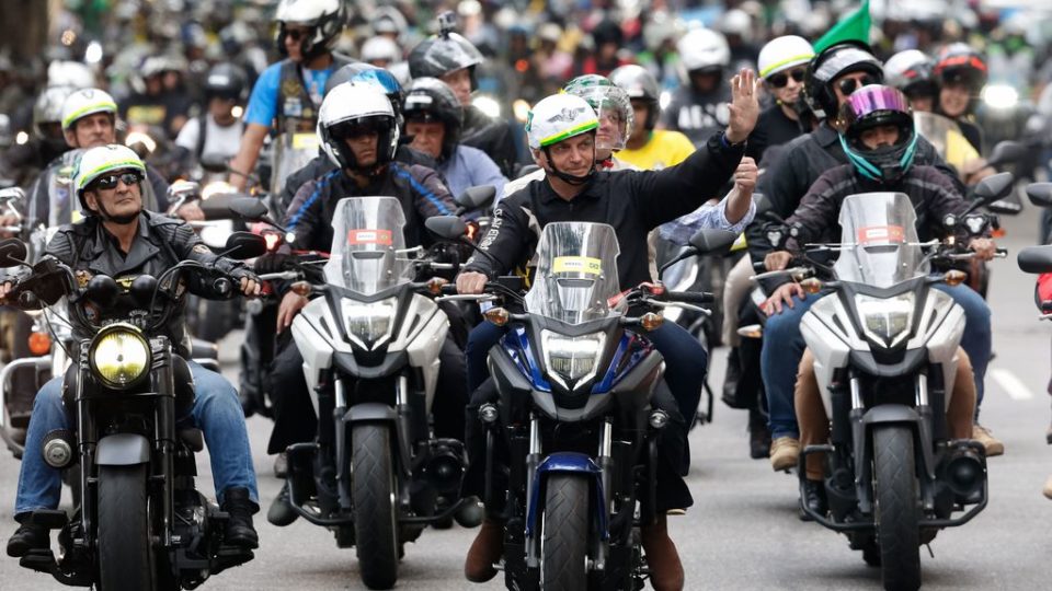 Quem é maioria? Presidente Jair Bolsonaro durante passeio de moto na cidade do Rio de Janeiro.