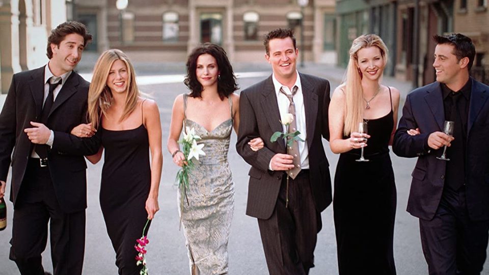 Friends pode até ser ruim. Mas foi mais importante do que nos damos conta Mais do que uma inocente comédia de costumes, “Friends” consolidou a revolução sexual, substituiu família por amigos e tornou normais adolescentes tardios.