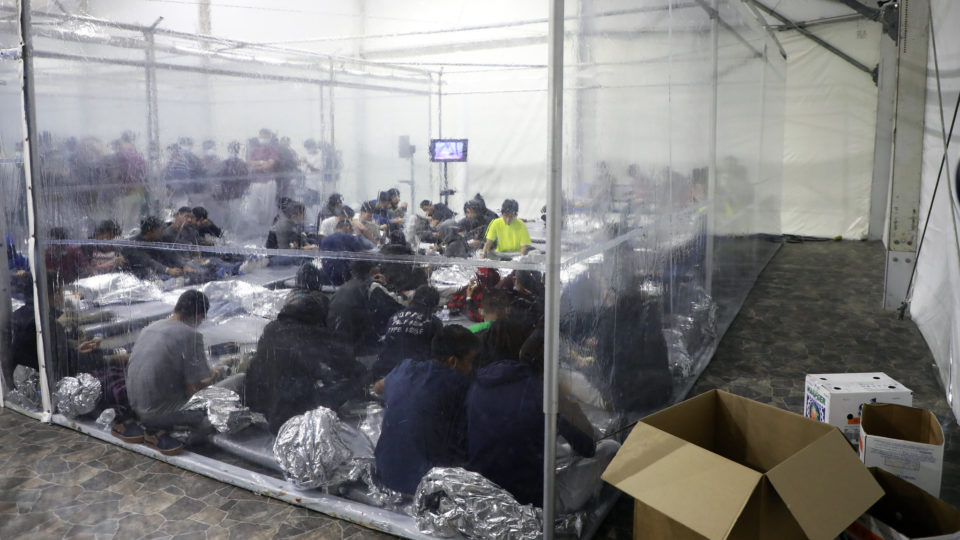 Equipe de Trump alertou governo Biden sobre iminente crise migratória na fronteira Instalações de abrigo temporário em Donna, Texas, abrigam unidades familiares e crianças estrangeiras desacompanhadas, em 17 de março de 2021.