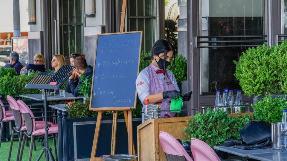 Restaurantes lançam campanha para que clientes jantem mais cedo por causa dos decretos restaurante covid