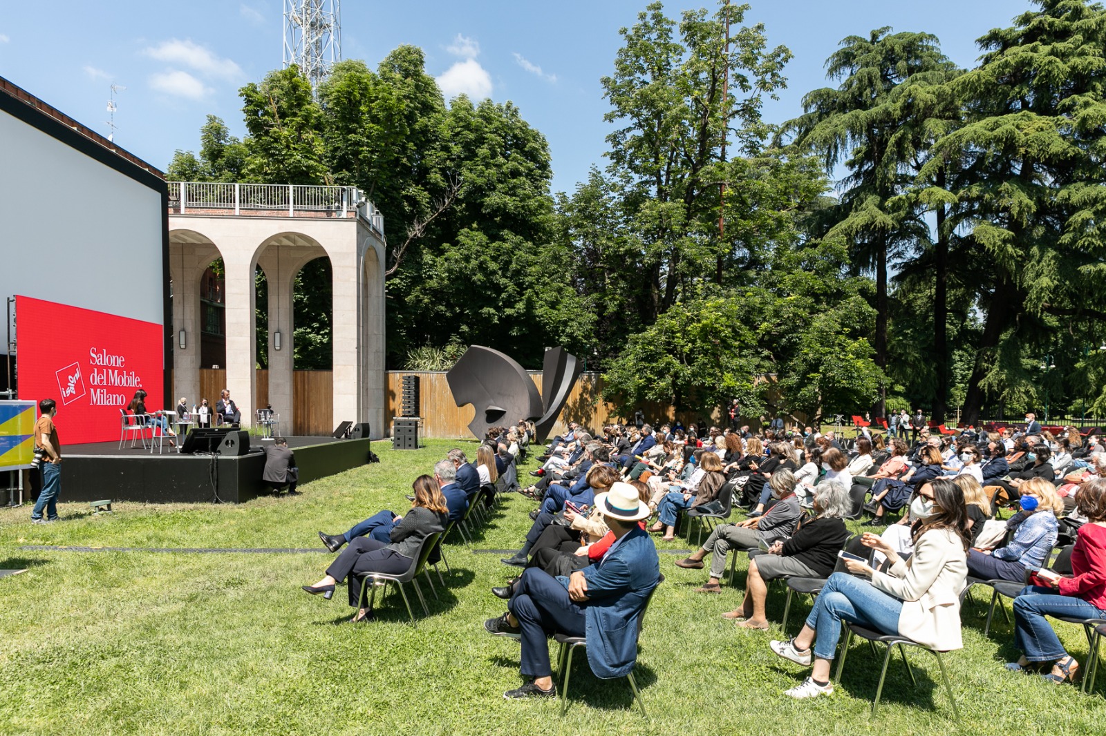 Coletiva de imprensa aconteceu nos jardins da Triennale de Milão. Coletiva de imprensa aconteceu nos jardins da Triennale de Milão.