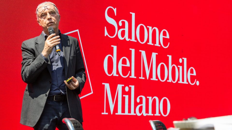 Stefano Boeri revela detalhes de como será o Salão do Móvel de Milão de 2021 Na manhã desta quarta-feira (26), HAUS esteve presente na coletiva de imprensa do evento em Milão e entrevistou com exclusividade o arquiteto Stefano Boeri, responsável pela curadoria deste ano.