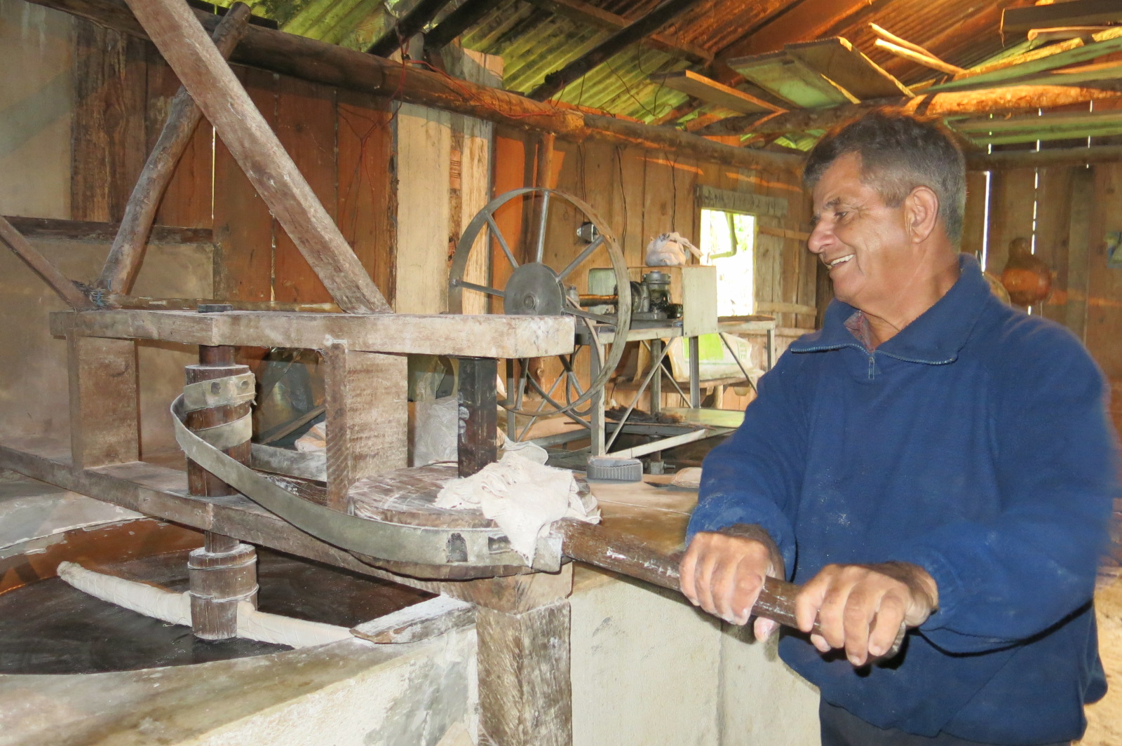Seu Luiz Firmino na farinheira artesanal, na Serra do Mar. Seu Luiz Firmino na farinheira artesanal, na Serra do Mar.