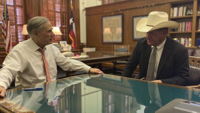Com progressistas na Casa Branca, Greg Abbott acelera movimento conservador no Texas Gov. do Texas Greg Abbott (esq.) conversa com o xerife de Jackson County.