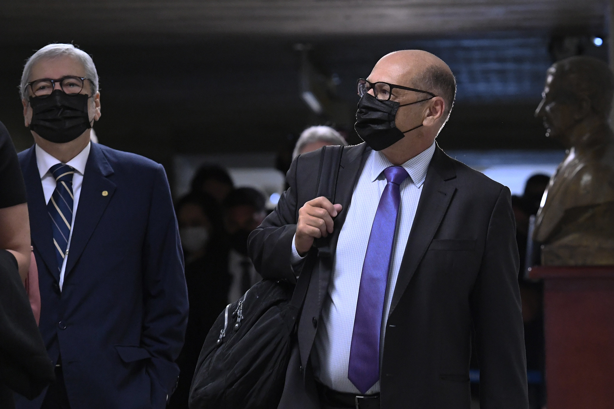 O diretor do Butantan, Dimas Covas, chegando para depoimento no Senado