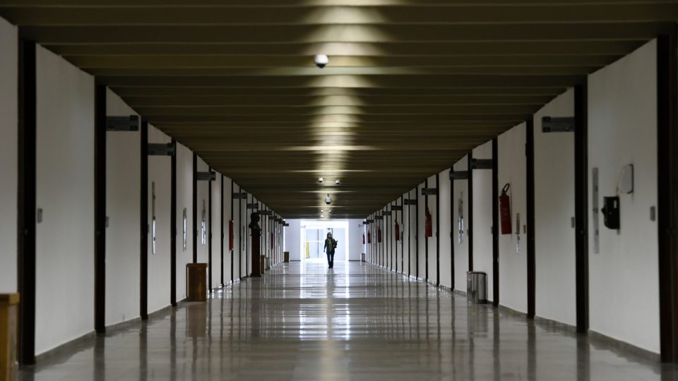 54 mil servidores públicos podem ser substituídos por máquinas até 2030, diz estudo Até 2030, 54 mil servidores públicos aposentados poderão ter suas vagas repostas por máquinas. Até 2050, número passa de 92 mil.