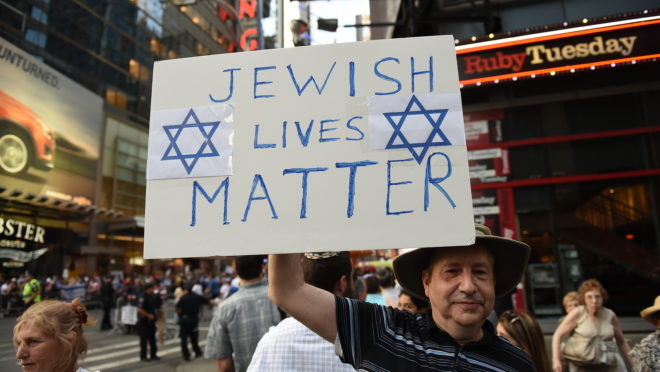 Os judeus não podem deixar os Estados Unidos se tornarem a Europa Manifestante protesta contra ataques contra judeus. Imagem ilustrativa.