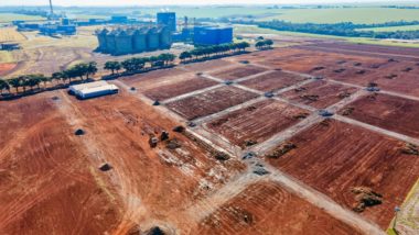 Municípios menores desbancam os grandes e lideram atração de investimentos Obras de terraplanagem para a construção da esmagadora de soja da cooperativa C.Vale, de Palotina