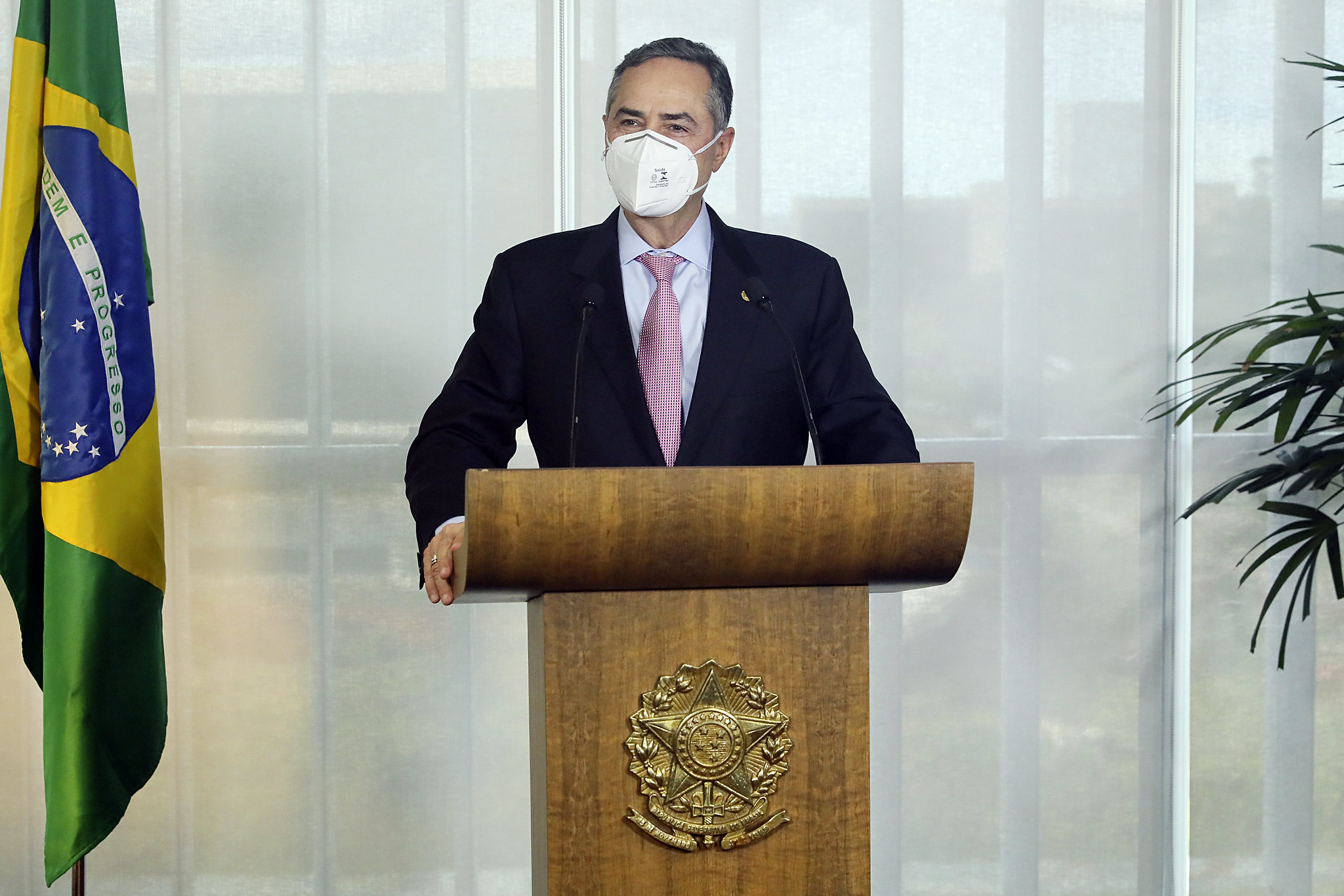 Ministro Luis Roberto Barroso, do STF, vai relatar nova ação do governo federal contra medidas restritivas em 3 estados.