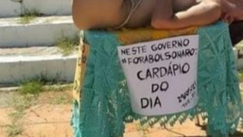 Que tipo de argumento é uma pessoa nua e com uma maçã-verde na boca? Será que a pessoa realmente acredita que sua nudez será capaz de mudar alguma coisa?