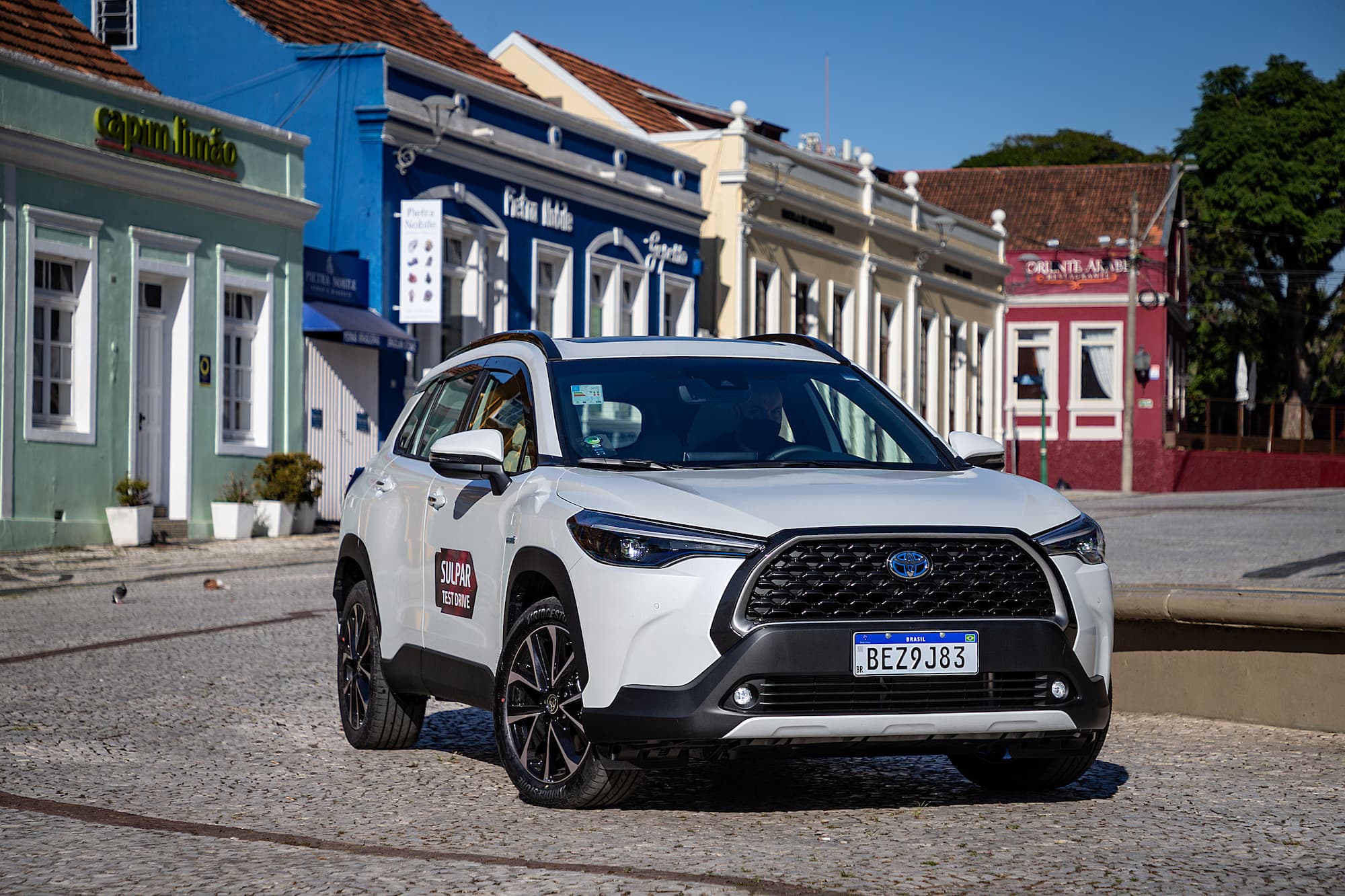 Toyota Corolla Cross exposto no  Largo da Ordem, em Curitiba.