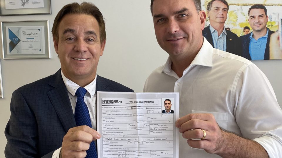 Senador Flávio Bolsonaro se filia ao Patriota Senador Flávio Bolsonaro e o presidente do Patriota, Adilson Barroso