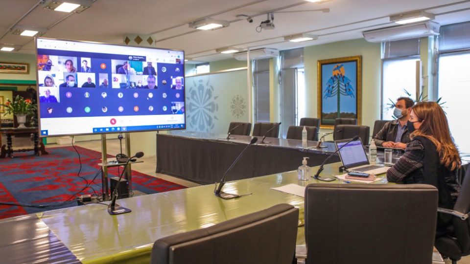 Prefeituras da RMC decidem até o fim da tarde desta segunda se reforçam restrições Reunião da Assomec nesta segunda-feira, em que foi apresentado o modelo de decreto metropolitano.