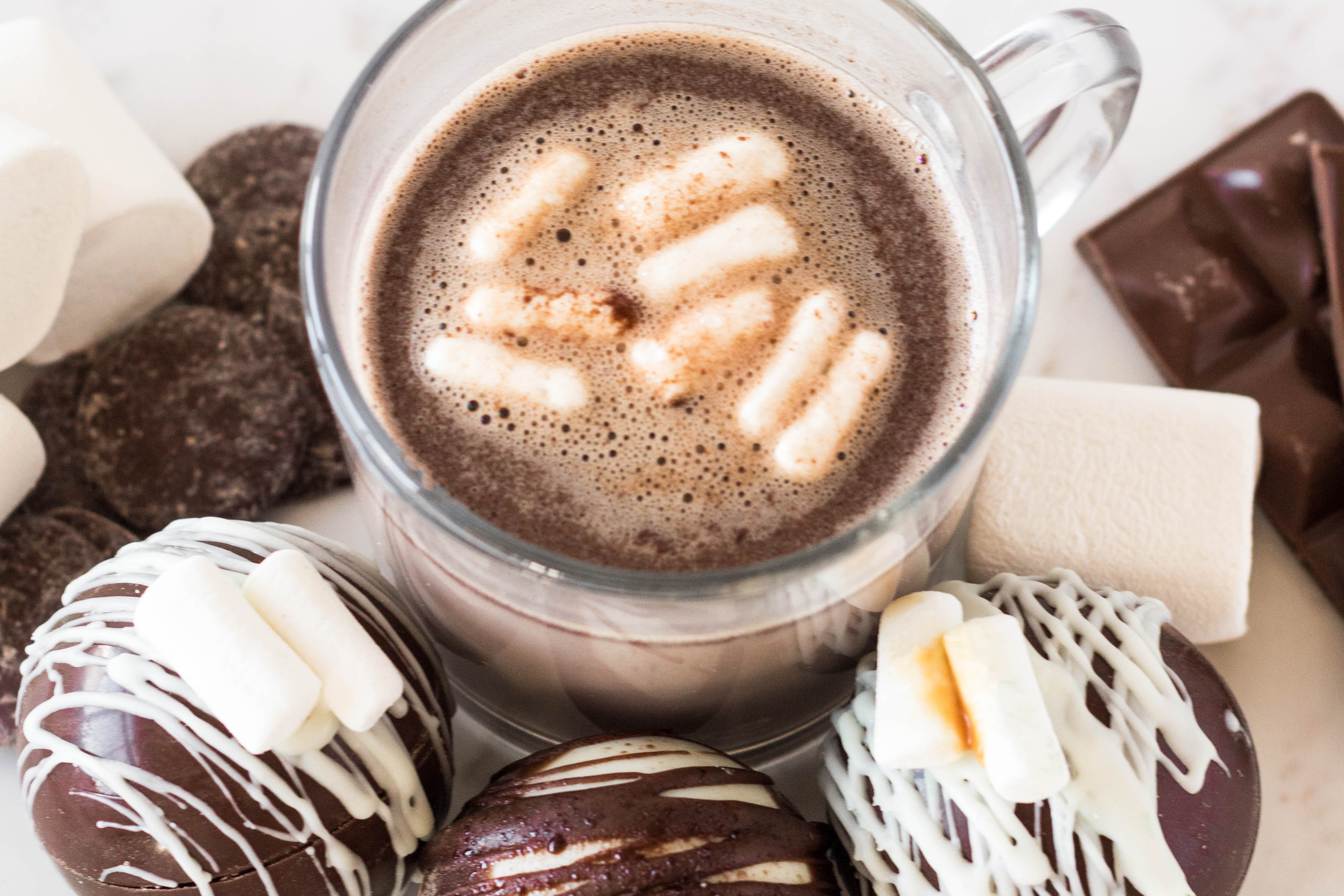 Chocolate quente com diversas combinações de sabores e explosão de marshmallows.