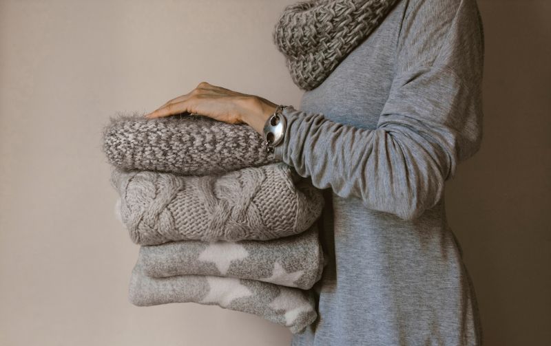 Três dicas essenciais para organizar as roupas de inverno no armário Três dicas essenciais para organizar as roupas de inverno no armário